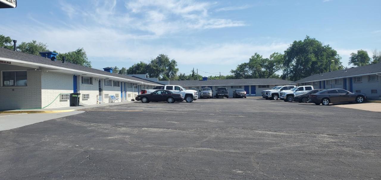 American Inn Motel Pratt Exterior photo