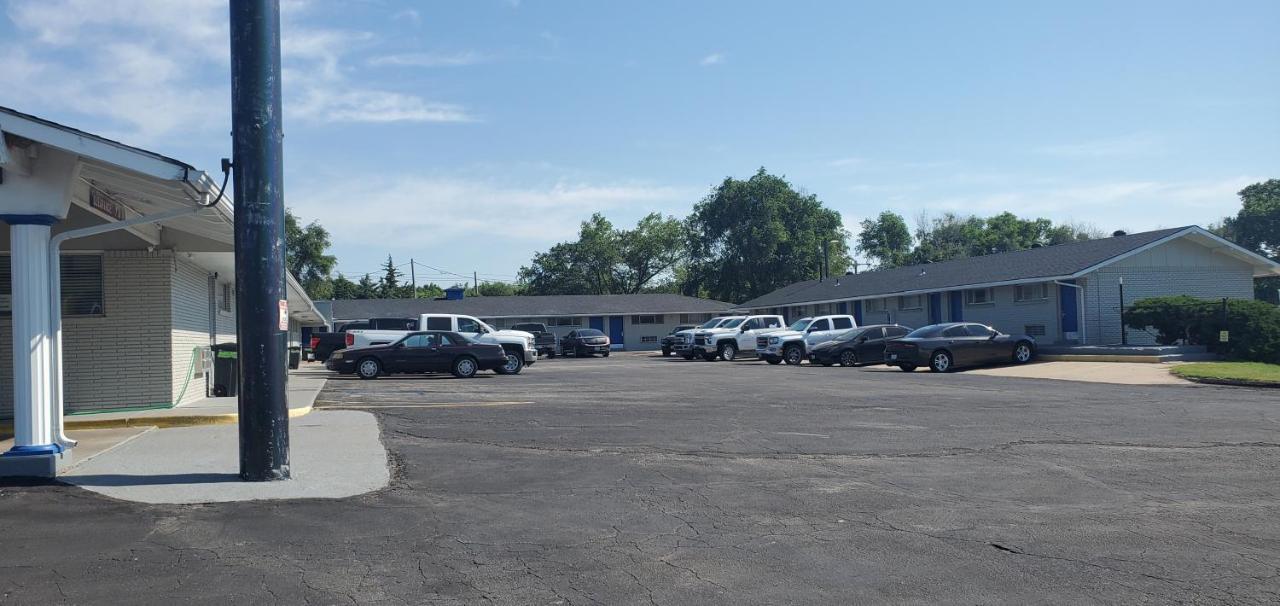 American Inn Motel Pratt Exterior photo