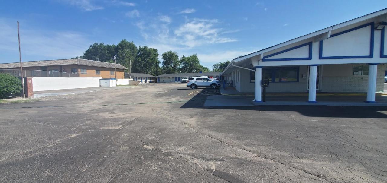 American Inn Motel Pratt Exterior photo