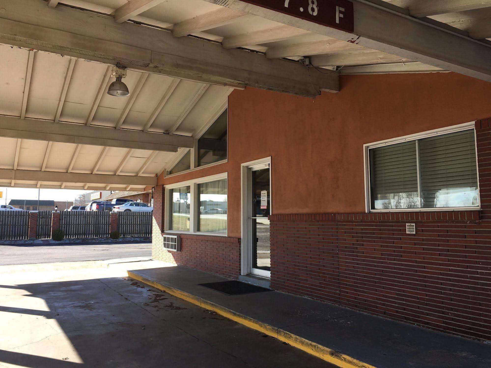 American Inn Motel Pratt Exterior photo